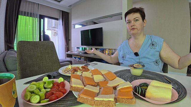 Мукбанг Вовану нужно особое ПРИГЛАШЕНИЕ И ОБСЛУЖИВАНИЕ! РАЗБАЛЫВАЛА его в ТАиланде! Семейный обед