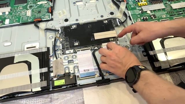 Ремонт телевизора SAMSUNG QE55Q90RAU / Выключается и включаетс