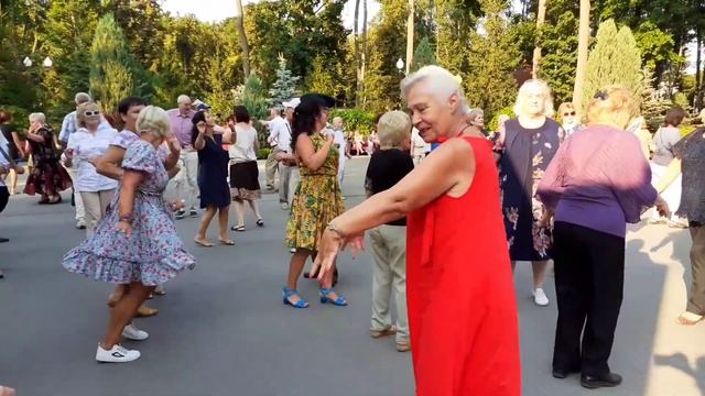 ЦЫГАНОЧКА АЗА! ТАНЦЫ В ПАРКЕ ГОРЬКОГО ХАРЬКОВ СЧАСТЛИ?