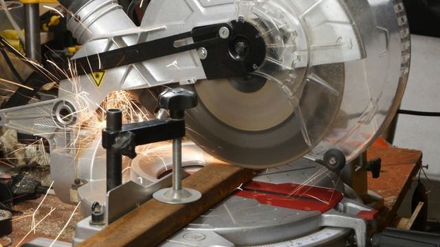 Отрезной диск по металлу на торцовку по дереву