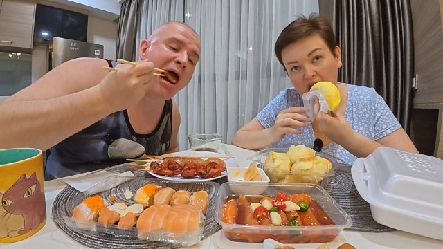 Мукбанг села на ДИЕТУ в Таиланде! Челлендж СОЖРАЛА ОГРОМНЫЙ ДУРИАН ОДНА, Вован роллы и СУШИ на ужин