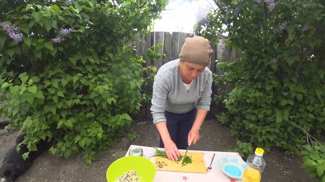 Жизнь в деревне. Делаю салат из селёдки, в деревне.