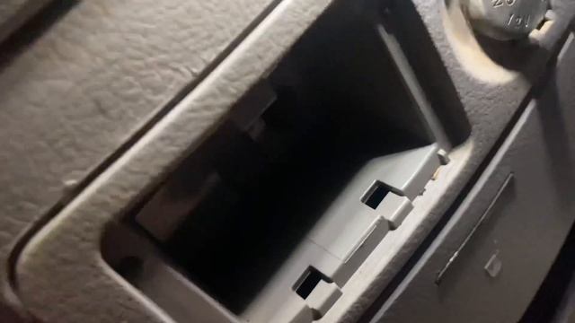 Снимаю консоль с Подлокотником  Kia Sorento 1 Как снять ? В ч?