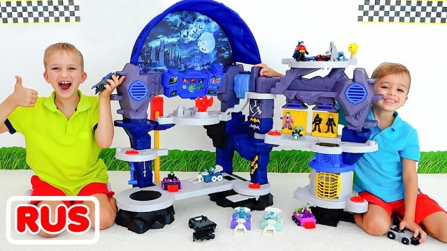 Влад и Ники распаковывают набор игрушек и играют с ним! Видео для детей.