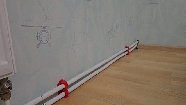 Монтаж труб отопления в специальном плинтусе.
