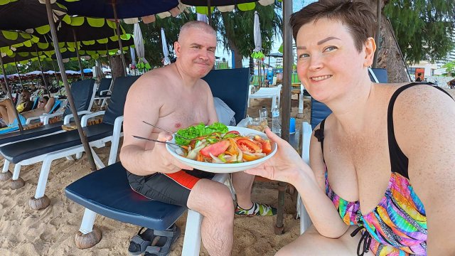 Как ОШПАРЕННЫЕ выбежали из МОРЯ 😱Я тут купаться НЕ БУДУ😝 Мукбанг салат с мориками в Паттайе