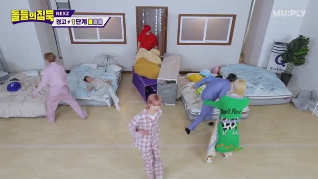 Новички NEXZ строят человеческую башню на шоу «Молчание Айдолов»