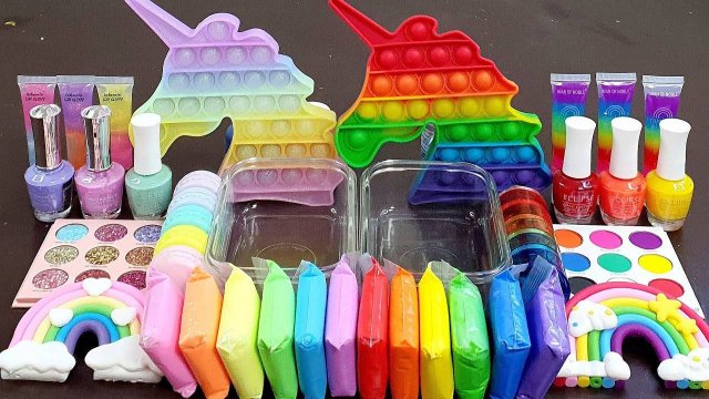 Радужный Единорог против Пастельного Слайма-Единорога, смешанный случайным образом в Слайм