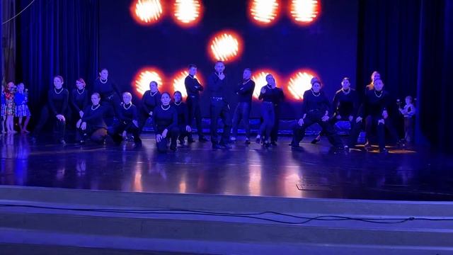 Танец родителей. Повторили танец DsCrew - Happy nation