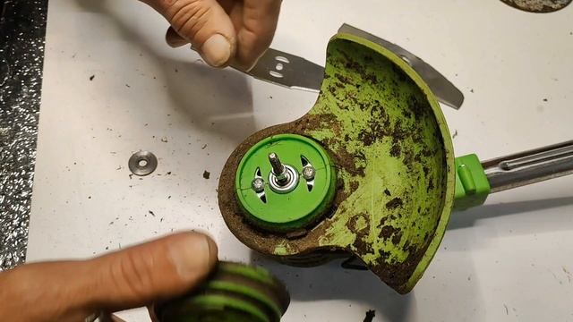 Аккумуляторный триммер - первая замена ножа, первый косяк и как лечится.