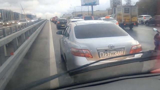 Водитель не пропускает скорую помощь. Разговор по мужски.