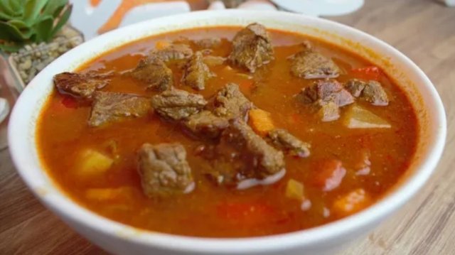 Венгерский СУП-ГУЛЯШ с говядиной, картофелем, морковью и луком! Быстрый рецепт приготовления!