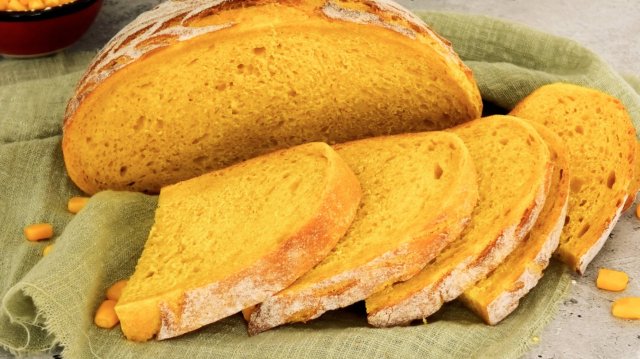 Кукурузный хлеб на пшеничной закваске