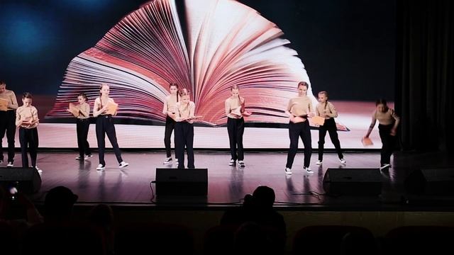 Танец "Студентки", танец с книгами, школа танцев "Координация"