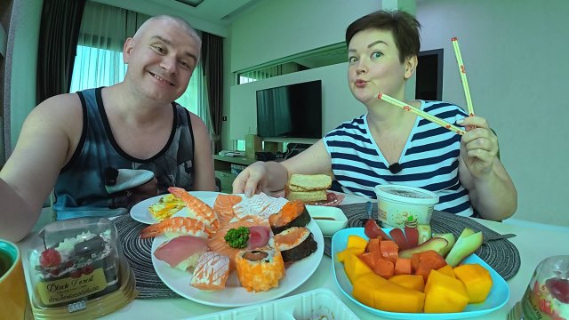 Мукбанг Вован РАЗНЫЛСЯ, что теперь он СТАРЫЙ! ПРИКАЛЫВАЮСЬ над ним! ВКУСНО кушаем РОЛЛЫ и СУШИ