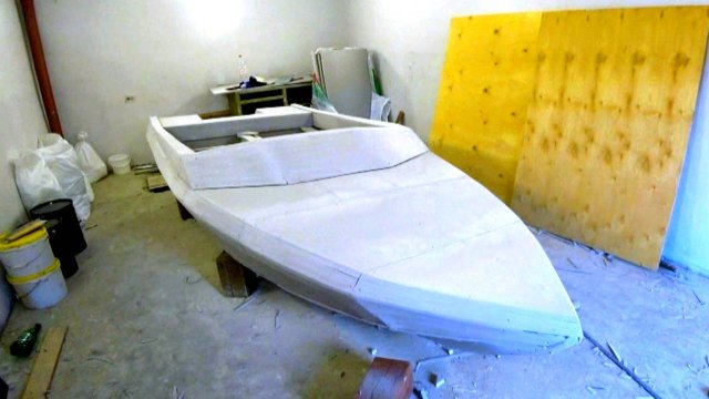 Мощная самодельная лодка из пенопласта на электротяге!