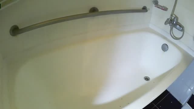 Грибок. Новая герметизация шва между ванной и стеной.