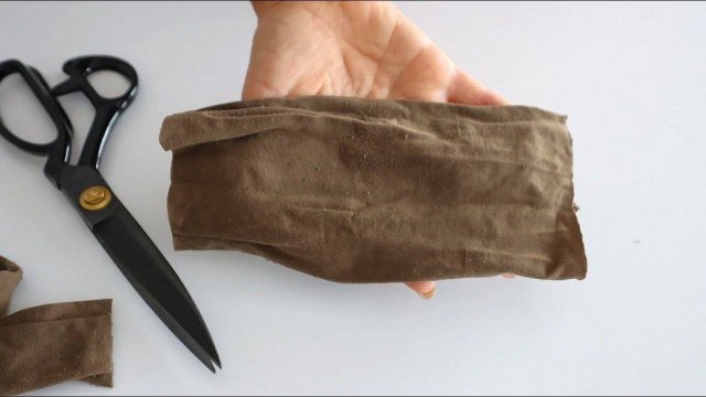Жизнь научила! Не выкидывайте старые колготки и нанесите горячий клей на вешалку