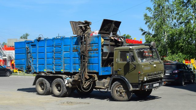 Мусоровоз КО-415А на шасси КамАЗ-53213 (Х 006 НЕ 22). / KAMAZ garbage truck.