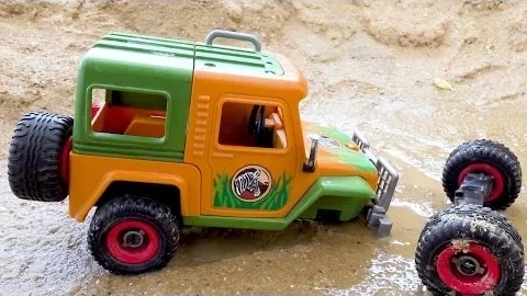 Находим и ремонтируем грузовики со сломанными колесами | Забавные истории про игрушечные машинки