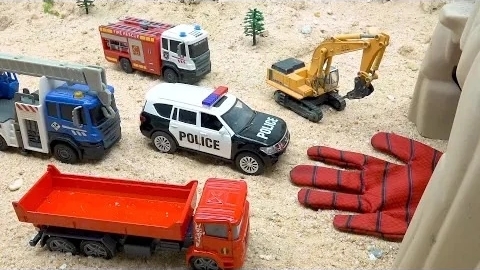 Спасательные строительные машины с полицейскими машинами и экскаватором в пещере - История игрушечны