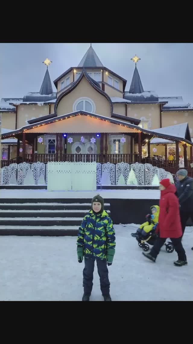 На вотчину Деда Мороза в Великий Устюг.
Туристический поезд "Зимняя сказка"