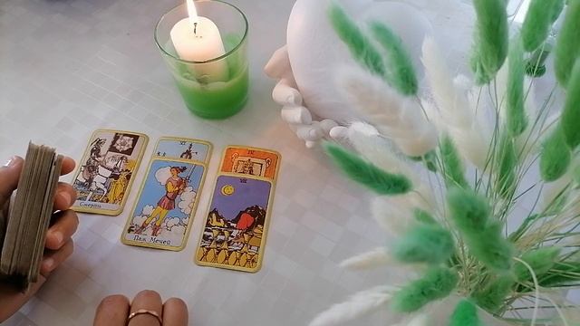 Спонтанный расклад на мужчину, о котором вы вспоминаете 💞 | таро расклад