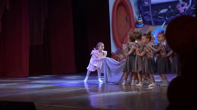 Танец "А друзья ли это? (Комарики)"