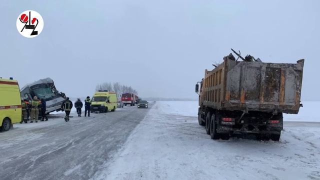 26 детей на автобусе стукнулись с КАМАЗом
