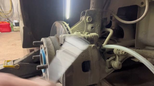 Как заменить тормозную жидкость без помощника