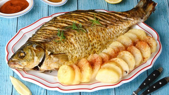 Лещ в духовке целиком, рецепт запекания в фольге