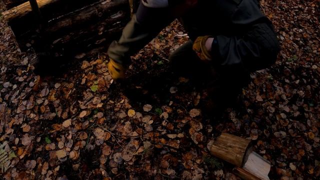 ПОСТРОИЛ ДОМ НА ДЕРЕВЕ СВОИМИ РУКАМИ - СТЕНЫ, КРЫША, ОКНО и ДВЕРЬ