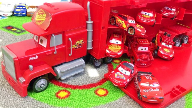 Играем в Машинки из Мультика Тачки Собираем Красные Игрушки в Большой Красный Грузовик