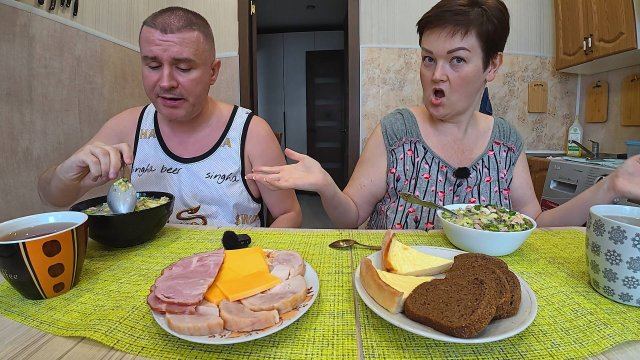 Мукбанг ОТЧИТАЛА Вована за проделки! Как будем ОТМЕЧАТЬ ДР Вована с Роднёй?! Семейный обед в России