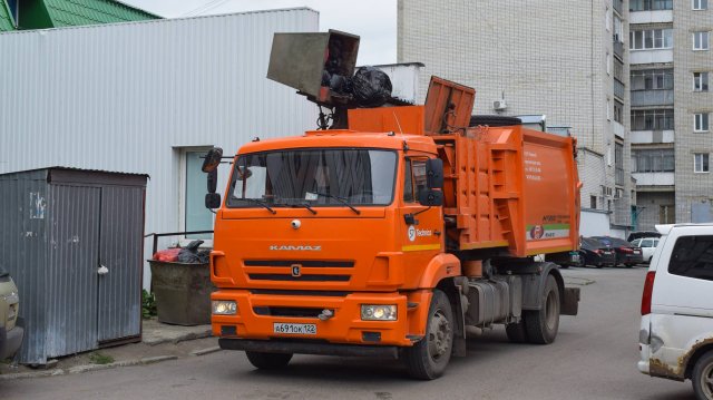 Мусоровоз МК-4452-02 на шасси КамАЗ-43253-R4 (А 691 ОК 122). Работа. / Kamaz garbage truck.