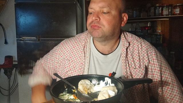 ОБЖОР яичница и хинкали/мукбанг/завтрак/перекус/еда на камеру