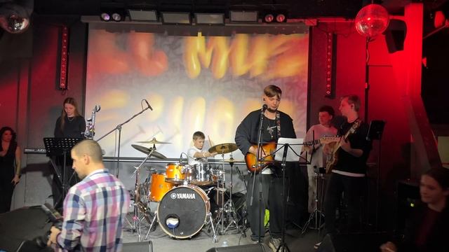 Алиса - Небо славян, Юный музыкант за барабанами.