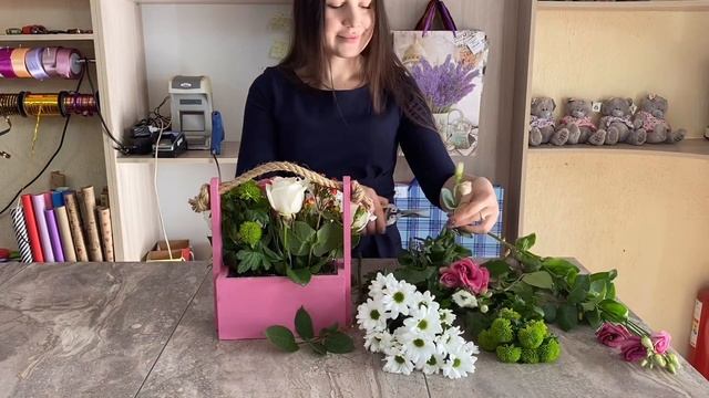 Собираем композицию из цветов в ящике в Пятигорске. Флористика