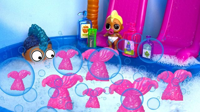 РУСАЛКИ ПОЯВИЛИСЬ ИЗ ПЕНЫ💦🧜♀️ ПРЯМО У НАС В БАССЕЙНЕ😲🦄 куклы ЛОЛ СЮРПРИЗ мультики ДАРИНЕЛКА