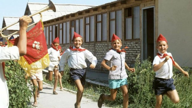 В 70-х годах эта песня звучала в пионерских лагерях по всему СССР. Кораблик детства...