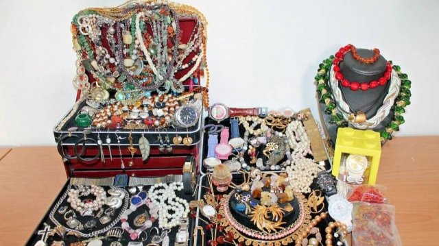 Распаковка посылки с ломом винтажной бижутерии из Англии.