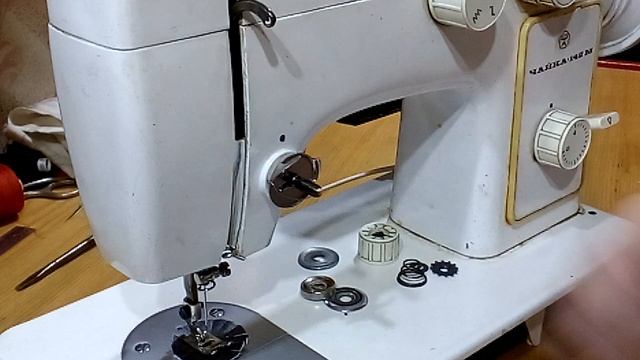 Урок 14. Регулятор натяжения верхней нити Чайка-132М и Чайка-142М. Делаем компенсационную пружинку.