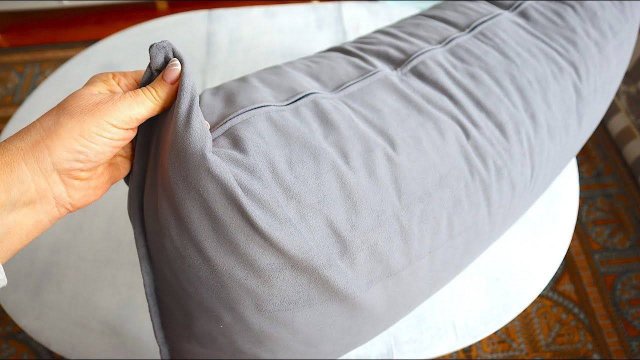 Не выкидывайте старые диванные подушки. Покажу, как вернуть им былой шик