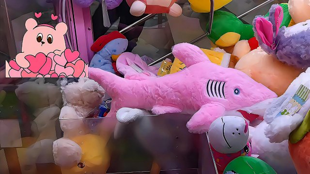 Достали много классных игрушек из автомата Хватайка. Опустошили автомат и выиграли много игрушек.