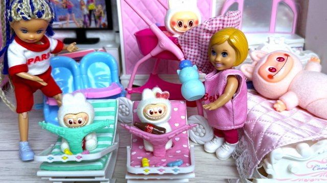 ЛАБУБУ ИГРАЛИ, У МАЛЫШЕЙ ВСЕ ОТОБРАЛИ😱😜 Катя и Макс веселая семейка! Куклы Барби смешное видео