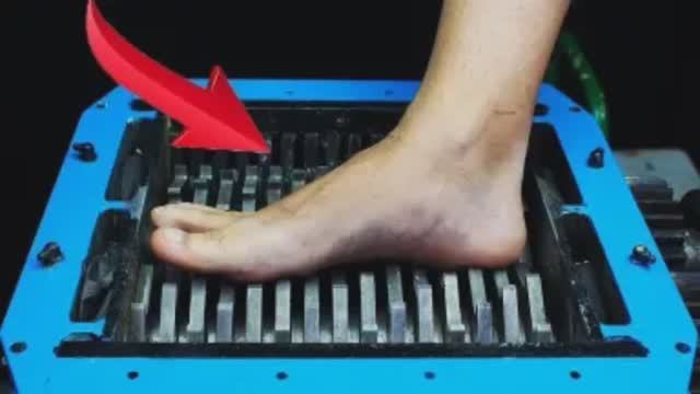 ГИДРАВЛИЧЕСКИЙ ПРЕСС ДАВИТ НОГУ 😱#онлайн #лайк #ролики #видео #video #рутуб #тренд ##приятно