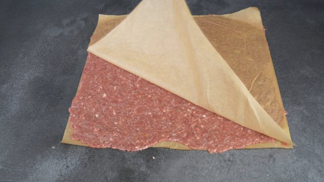 Раскатываю фарш и в духовку, вместо котлет, и у плиты стоять не нужно! А вкусно-то как.