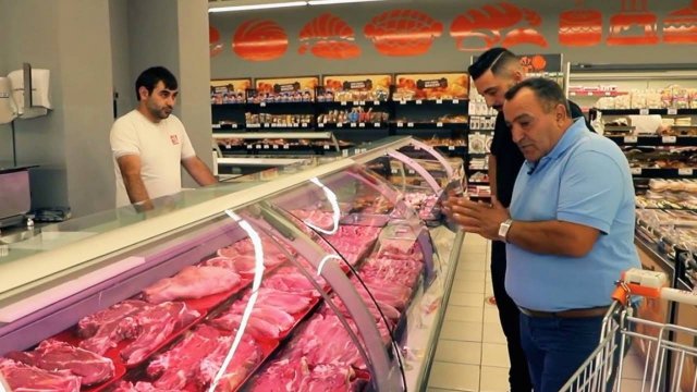 Ассортимент вкусных блюд из мяса, рыбы и овощей на мангале