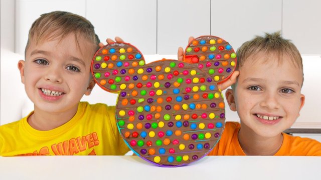Влад и Ники играют в увлекательный шоколадный поп ит челлендж! Видео для детей.