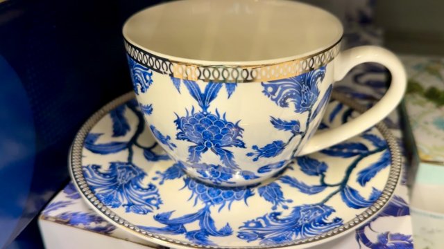 В Фикс прайс классные завалы посуды! Много новинок для кухни. Красивые тарелки, кружки, кастрюли.